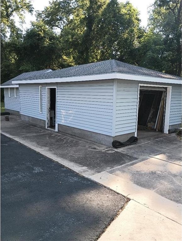 1712 S Hands St, Independence, MO 64055 - view of detached garage