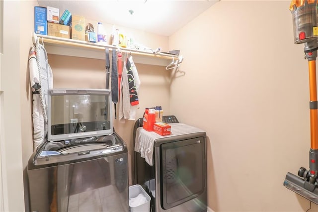 968 E Market St, Warrensburg, MO 64903 - laundry area featuring separate washer and dryer