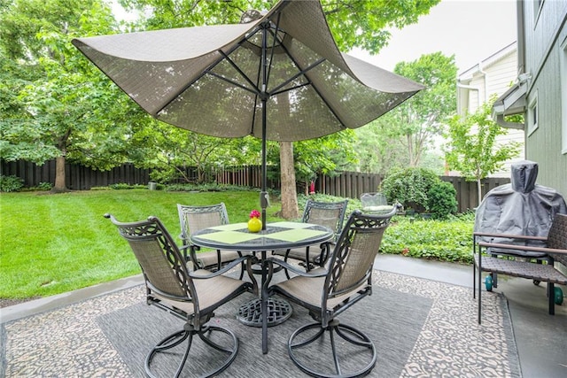 8404 Rosehill Rd, Lenexa, KS 66215 - fenced backyard with outdoor dining area and a patio area