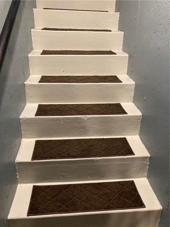 7909 Appleton Ave, Raytown, MO 64138 - view of staircase