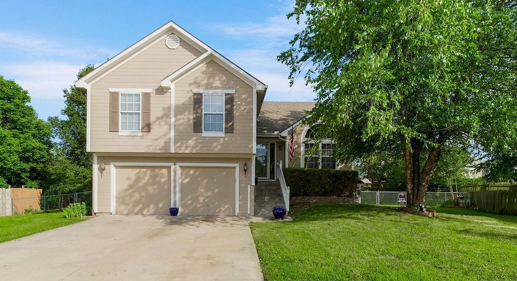 304 Givan Ct, Belton, MO 64012 - photo 1