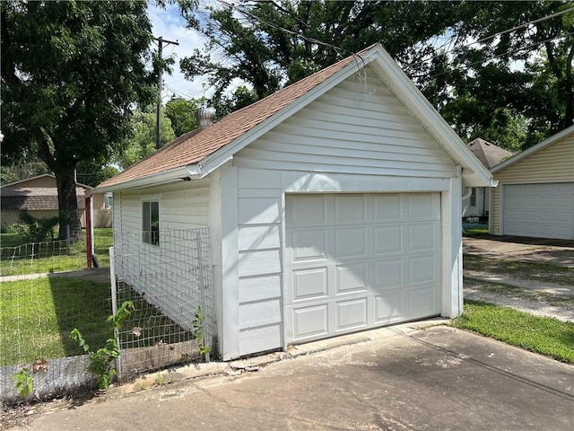 409 S Buckeye St, Iola, KS 66749 - detached garage with driveway