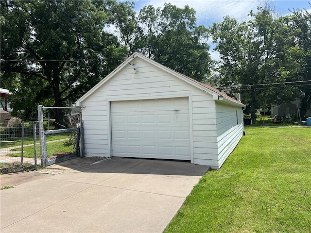 409 S Buckeye St, Iola, KS 66749 - detached garage featuring driveway