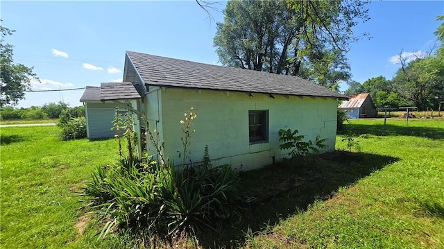 1443 215th St, Fort Scott, KS 66701 - view of property exterior featuring a shingled roof and a yard