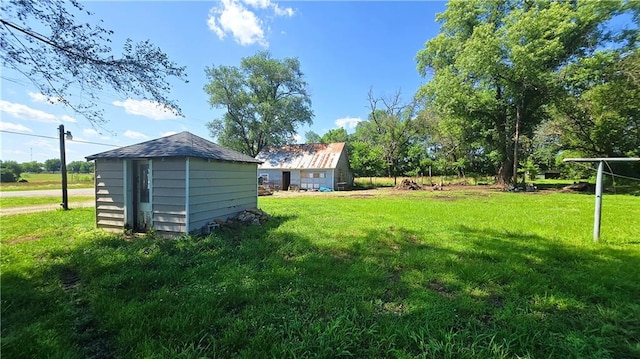 1443 215th St, Fort Scott, KS 66701 - view of grassy yard featuring a storage shed