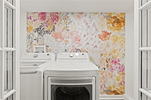 331 E 100th Ter, Kansas City, MO 64114 - laundry area featuring separate washer and dryer