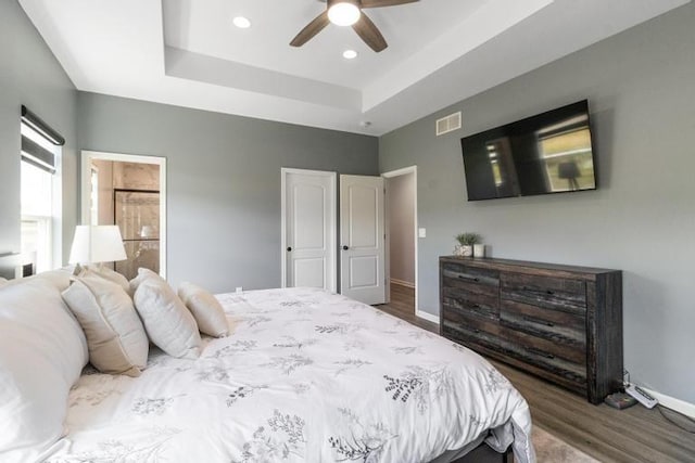 3102 Katy Trail Dr, Harrisonville, MO 64701 - bedroom featuring wood finished floors, recessed lighting, a tray ceiling, ceiling fan, and ensuite bath