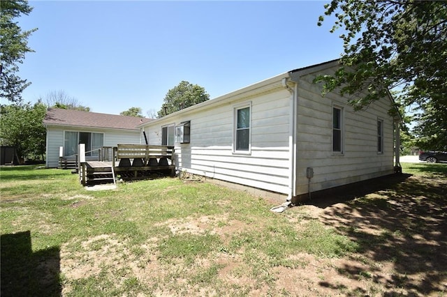 211 Southside Ct, Excelsior Springs, MO 64024 - rear view of property featuring a deck and a yard