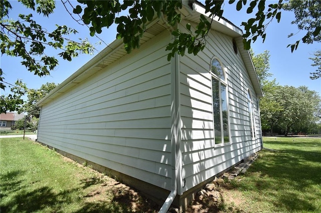 211 Southside Ct, Excelsior Springs, MO 64024 - view of side of property with a yard