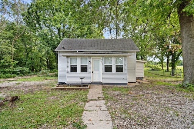 921 E Vine St, Rich Hill, MO 64779 - bungalow-style home featuring roof with shingles