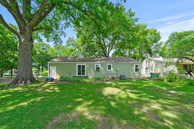 8815 W 81st St, Overland Park, KS 66204 - rear view of property featuring a yard