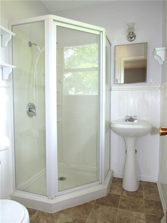 502 N Jefferson St, Spring Hill, KS 66083 - full bath featuring a shower stall and toilet