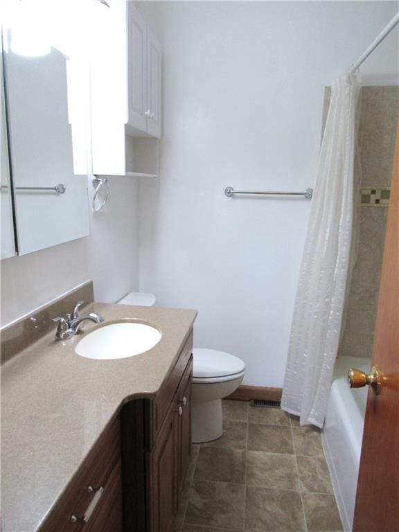 502 N Jefferson St, Spring Hill, KS 66083 - full bath with vanity and shower / tub combo with curtain