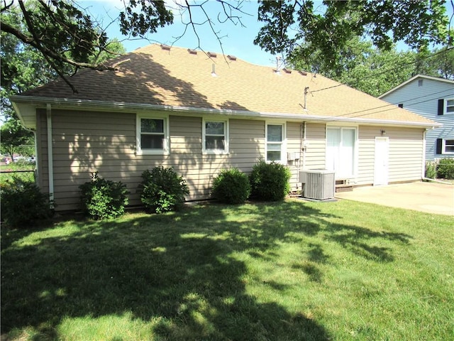 502 N Jefferson St, Spring Hill, KS 66083 - back of property featuring a lawn and roof with shingles