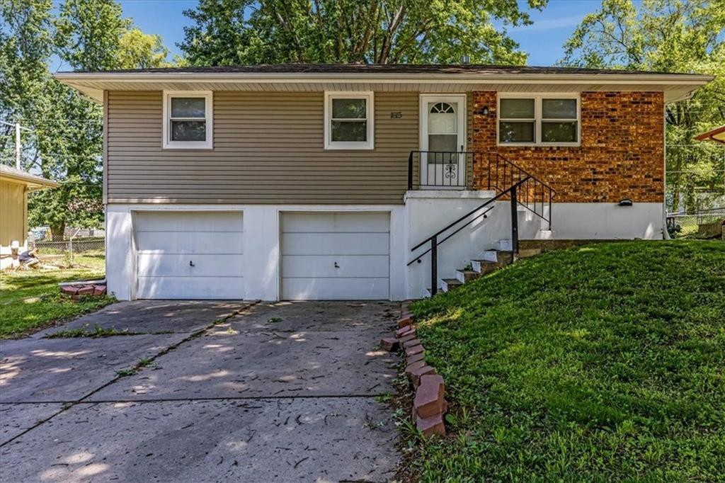 1613 N Ponca Dr, Independence, MO 64058 - ranch-style home with a garage, a front lawn, and driveway