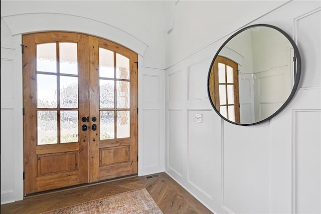 18501 Mohawk Ln, Overland Park, KS 66085 - entrance foyer with french doors and a decorative wall