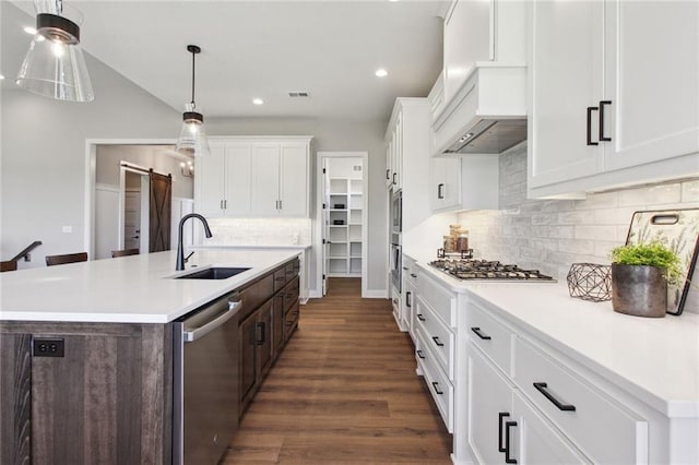 17162 S Heatherwood St, Olathe, KS 66062 - kitchen with appliances with stainless steel finishes, dark wood finished floors, light countertops, an island with sink, and recessed lighting