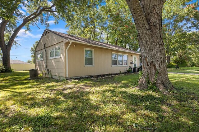 11102 Winchester Ave, Kansas City, MO 64134 - view of home's exterior with a yard