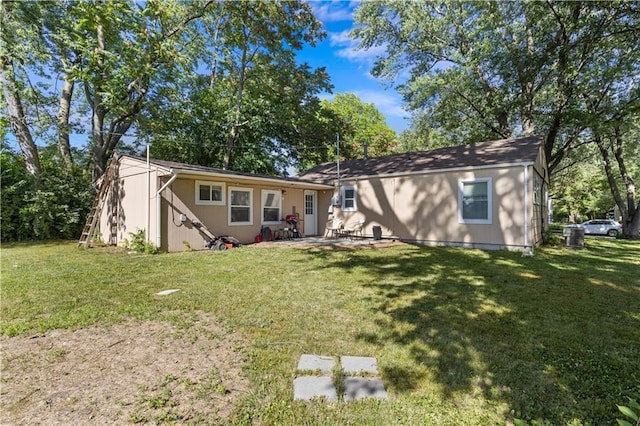 11102 Winchester Ave, Kansas City, MO 64134 - view of front facade with a front lawn and a patio area