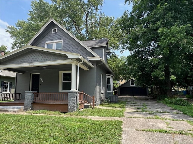537 S Brookside Ave, Independence, MO 64053 - view of front of home featuring covered porch, a front lawn, and driveway