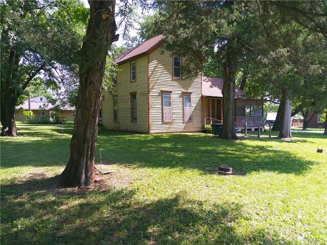 1022 Sycamore St, Humboldt, KS 66748 - rear view of property featuring a lawn