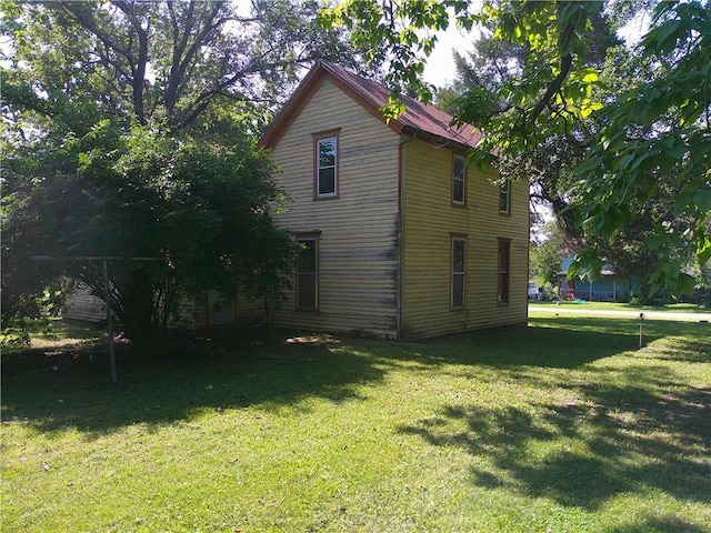 1022 Sycamore St, Humboldt, KS 66748 - view of side of property featuring a yard