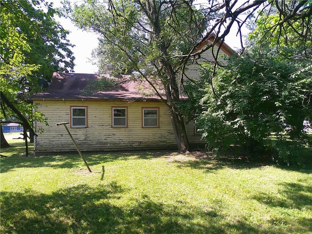 1022 Sycamore St, Humboldt, KS 66748 - view of side of property with a yard