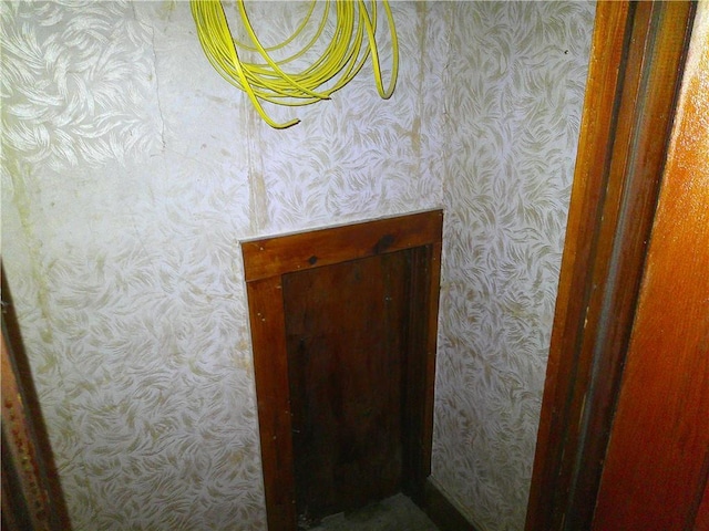 1022 Sycamore St, Humboldt, KS 66748 - detailed view of wallpapered walls