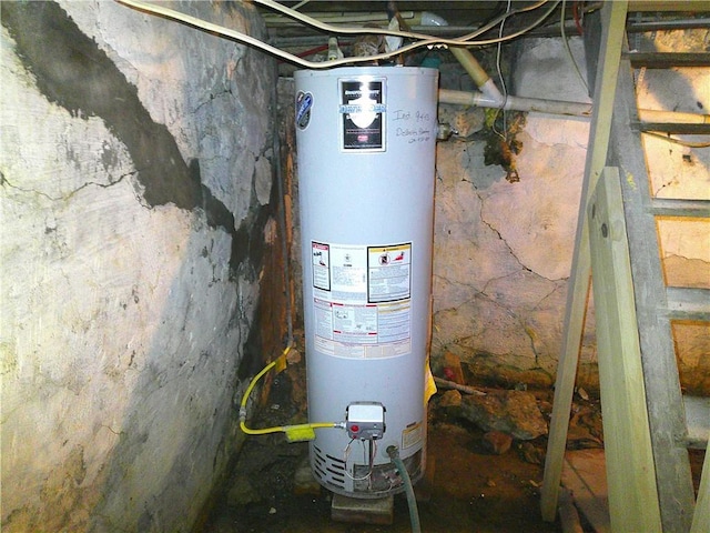 1022 Sycamore St, Humboldt, KS 66748 - utility room with water heater
