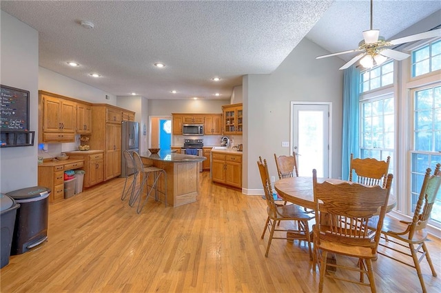 11580 S Skyview Ln, Olathe, KS 66061 - dining space with a textured ceiling, light wood-style flooring, a ceiling fan, recessed lighting, and lofted ceiling