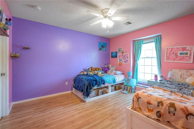 11580 S Skyview Ln, Olathe, KS 66061 - bedroom featuring light wood-style flooring, a textured ceiling, and ceiling fan