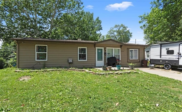 2716 S 52nd St, Kansas City, KS 66106 - ranch-style house featuring a front lawn and a patio area