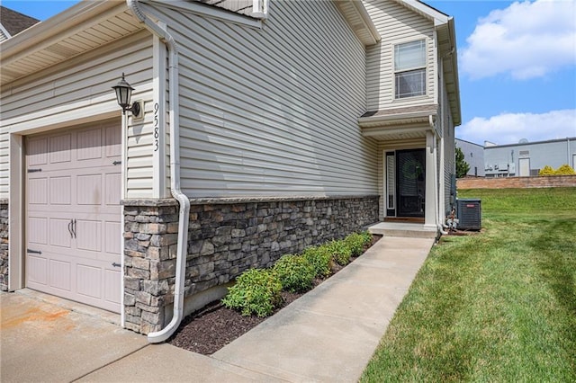 9583 N Main St, Kansas City, MO 64155 - view of exterior entry with stone siding and a yard