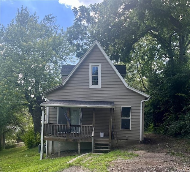 5325 Sawyer St, Saint Joseph, MO 64504 - bungalow featuring a porch