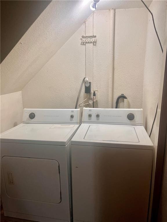 5325 Sawyer St, Saint Joseph, MO 64504 - laundry area featuring washing machine and dryer