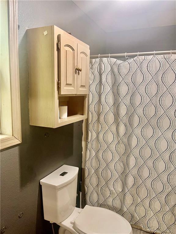 5325 Sawyer St, Saint Joseph, MO 64504 - full bathroom featuring toilet and a shower with curtain