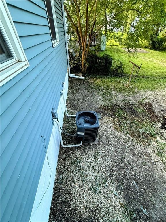 2321 Englewood Ct, Independence, MO 64052 - view of grassy yard