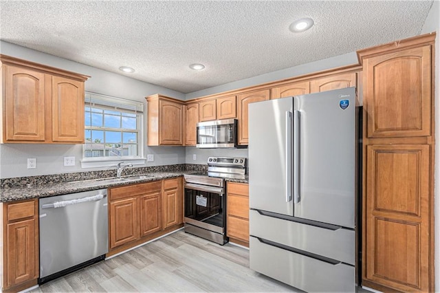 902 SW Peach Tree Ln, Blue Springs, MO 64064 - kitchen featuring stainless steel appliances, a textured ceiling, light wood-type flooring, and recessed lighting