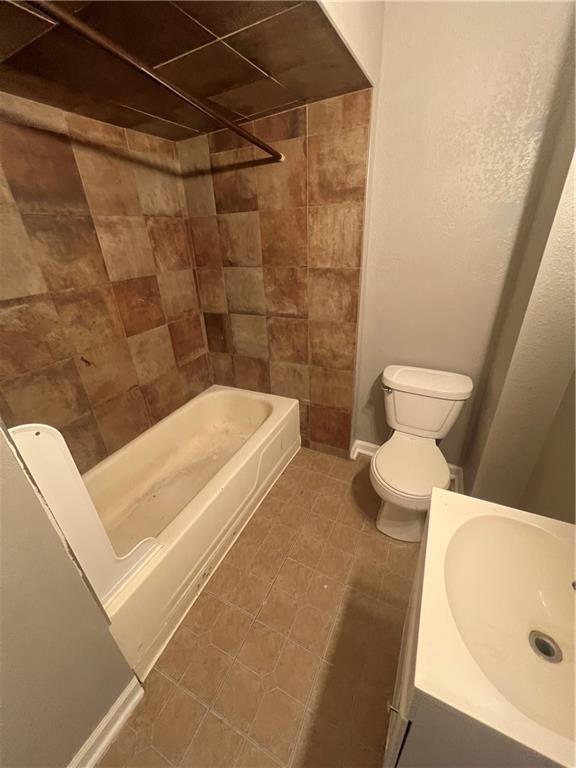 4432 E 10th St, Kansas City, MO 64127 - full bath featuring vanity and shower / bath combination