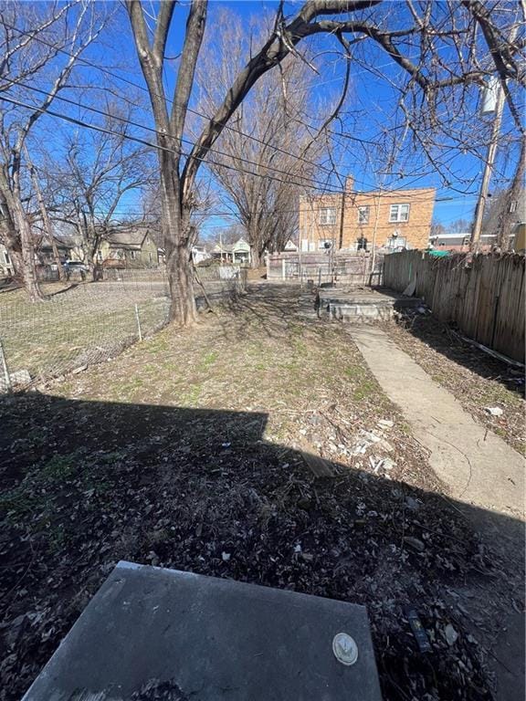 4432 E 10th St, Kansas City, MO 64127 - view of yard