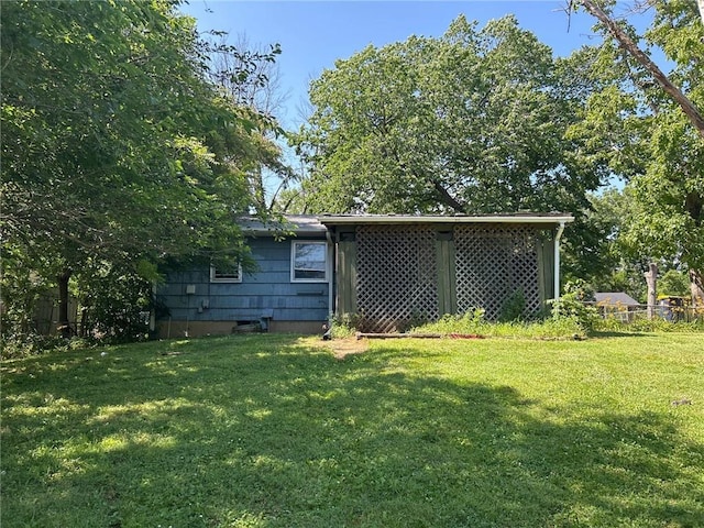 7615 E 48th St, Kansas City, MO 64129 - view of green lawn