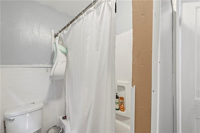 3443 Agnes Ave, Kansas City, MO 64128 - bathroom featuring shower / tub combo and toilet