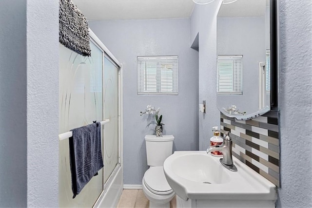3021 Topping Ave, Kansas City, MO 64129 - full bath featuring a textured wall, tile patterned flooring, and enclosed tub / shower combo