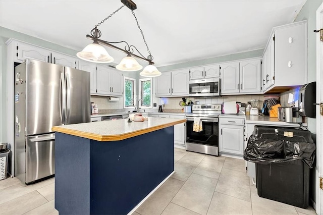 15820 W 150th Ter, Olathe, KS 66062 - kitchen featuring stainless steel appliances, backsplash, light countertops, and a center island