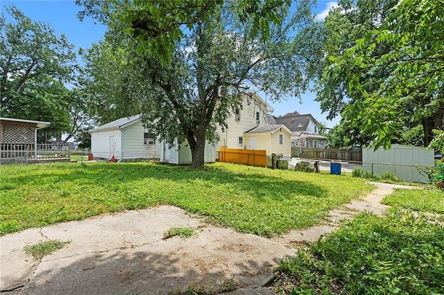 5921 Lexington Ave, Kansas City, MO 64123 - view of yard