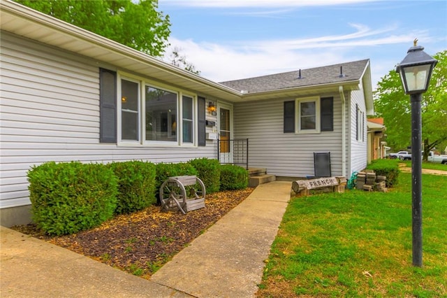904 Leone Ave, Sedalia, MO 65301 - view of front facade with a front lawn