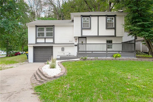 8167 NE 50th St, Kansas City, MO 64119 - split level home featuring an attached garage, driveway, and a front lawn