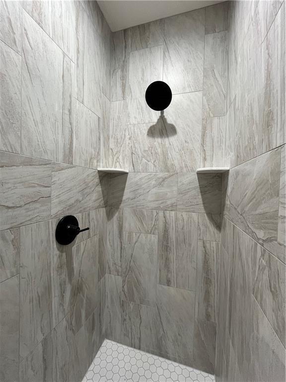 407 N Harmon St, Girard, KS 66743 - full bath featuring tiled shower