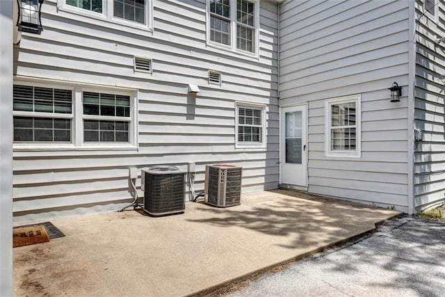 627 E Meyer Blvd, Kansas City, MO 64131 - view of patio