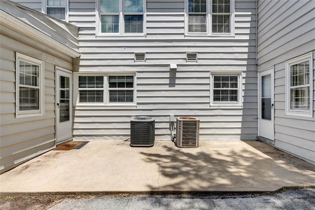 627 E Meyer Blvd, Kansas City, MO 64131 - view of patio